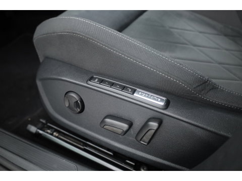 Volkswagen Golf 1.0 eTSI Life Business | Adapt. Cruise | Memory | Massage | Apple CarPlay & Android Auto | Stoel- Stuurverw. |