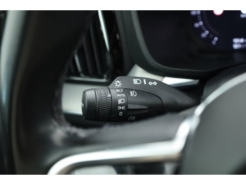 Volvo XC60 2.0 B4 R-Design | Prijs rijklaar | Pano | ACC | Trekhaak | Head-up H&K audio | Sportstoelen |