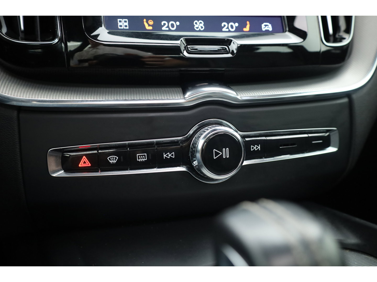 Volvo XC60 2.0 B4 R-Design | Prijs rijklaar | Pano | ACC | Trekhaak | Head-up H&K audio | Sportstoelen |
