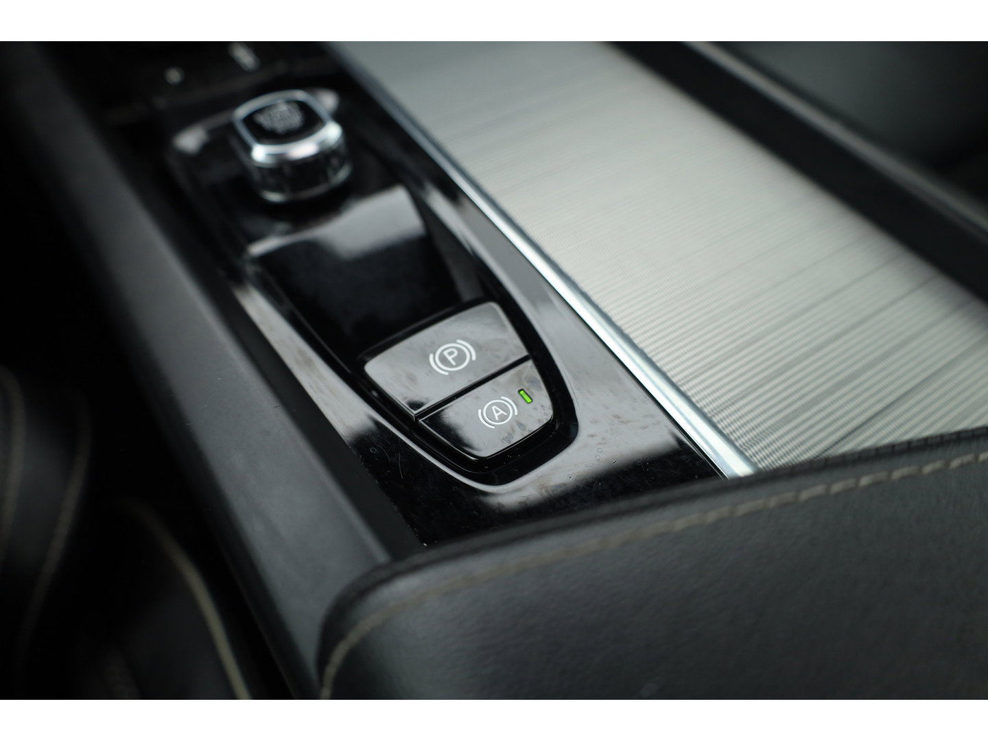 Volvo XC60 2.0 B4 R-Design | Prijs rijklaar | Pano | ACC | Trekhaak | Head-up H&K audio | Sportstoelen |