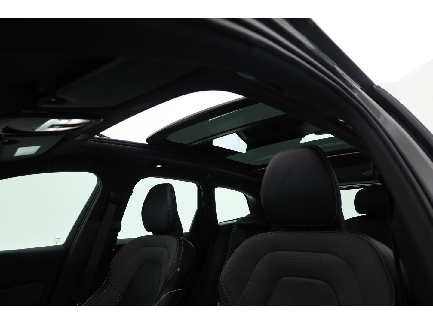 Volvo XC60 2.0 B4 R-Design | Prijs rijklaar | Pano | ACC | Trekhaak | Head-up H&K audio | Sportstoelen |