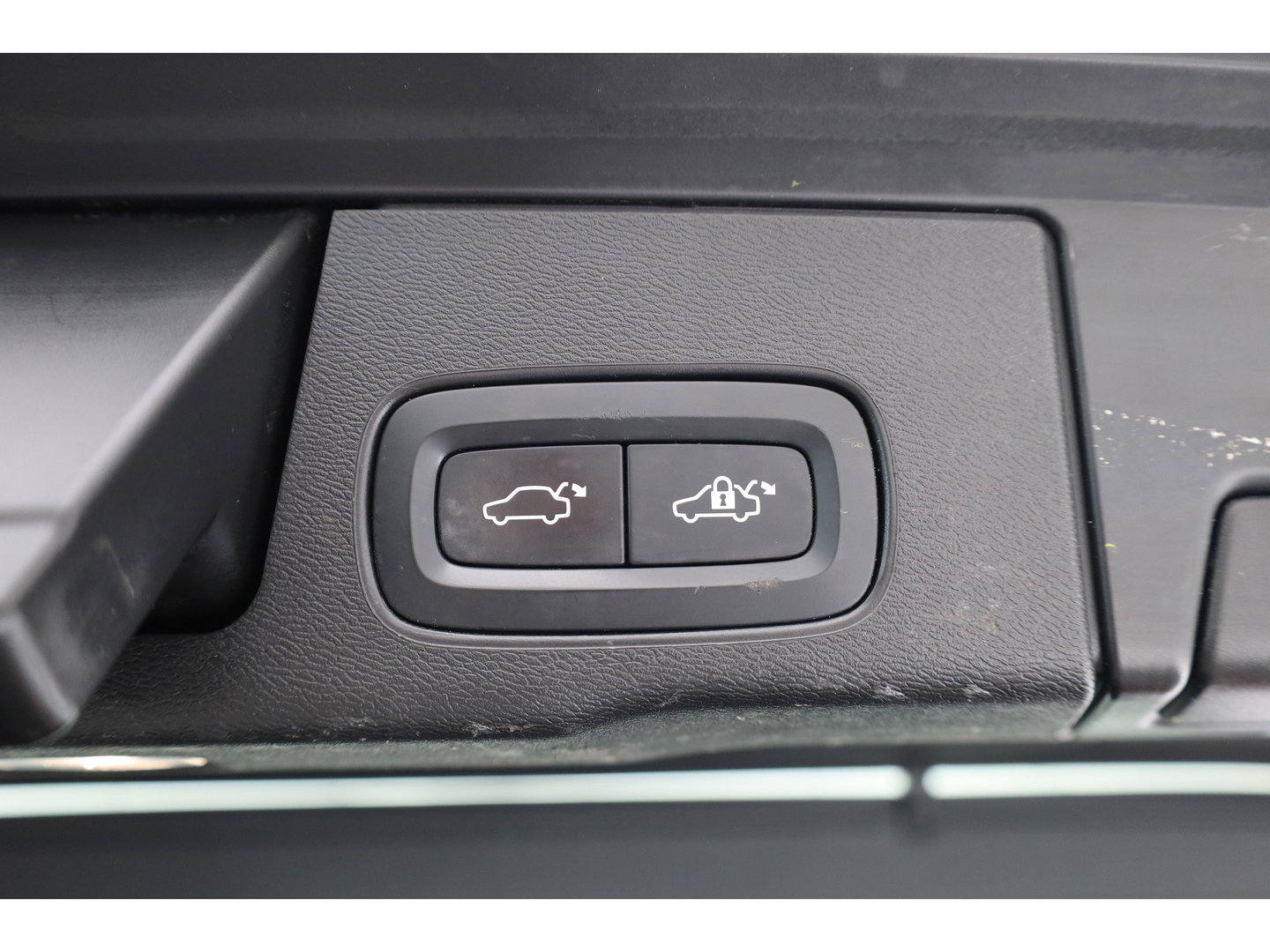 Volvo XC60 2.0 B4 R-Design | Prijs rijklaar | Pano | ACC | Trekhaak | Head-up H&K audio | Sportstoelen |
