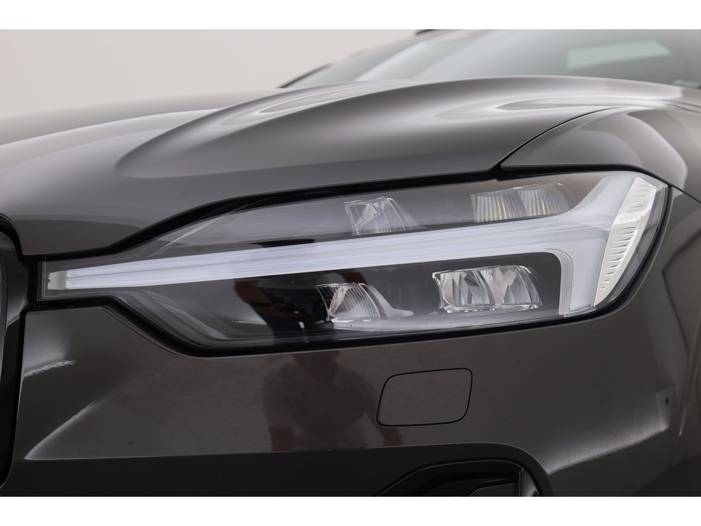 Volvo XC60 2.0 B4 R-Design | Prijs rijklaar | Pano | ACC | Trekhaak | Head-up H&K audio | Sportstoelen |