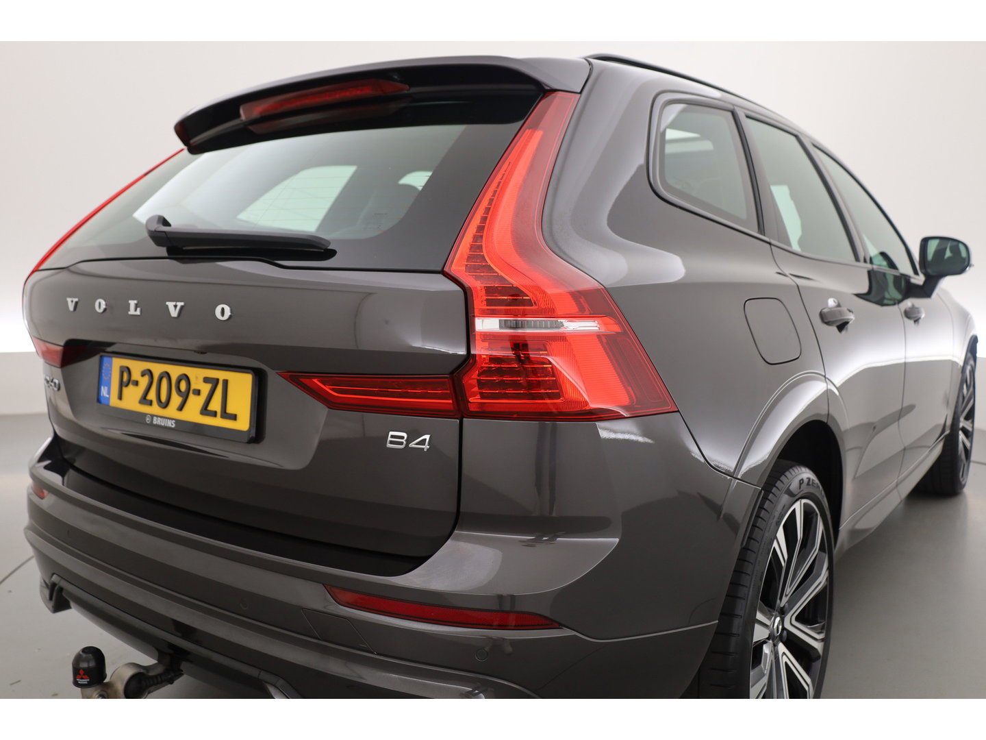 Volvo XC60 2.0 B4 R-Design | Prijs rijklaar | Pano | ACC | Trekhaak | Head-up H&K audio | Sportstoelen |