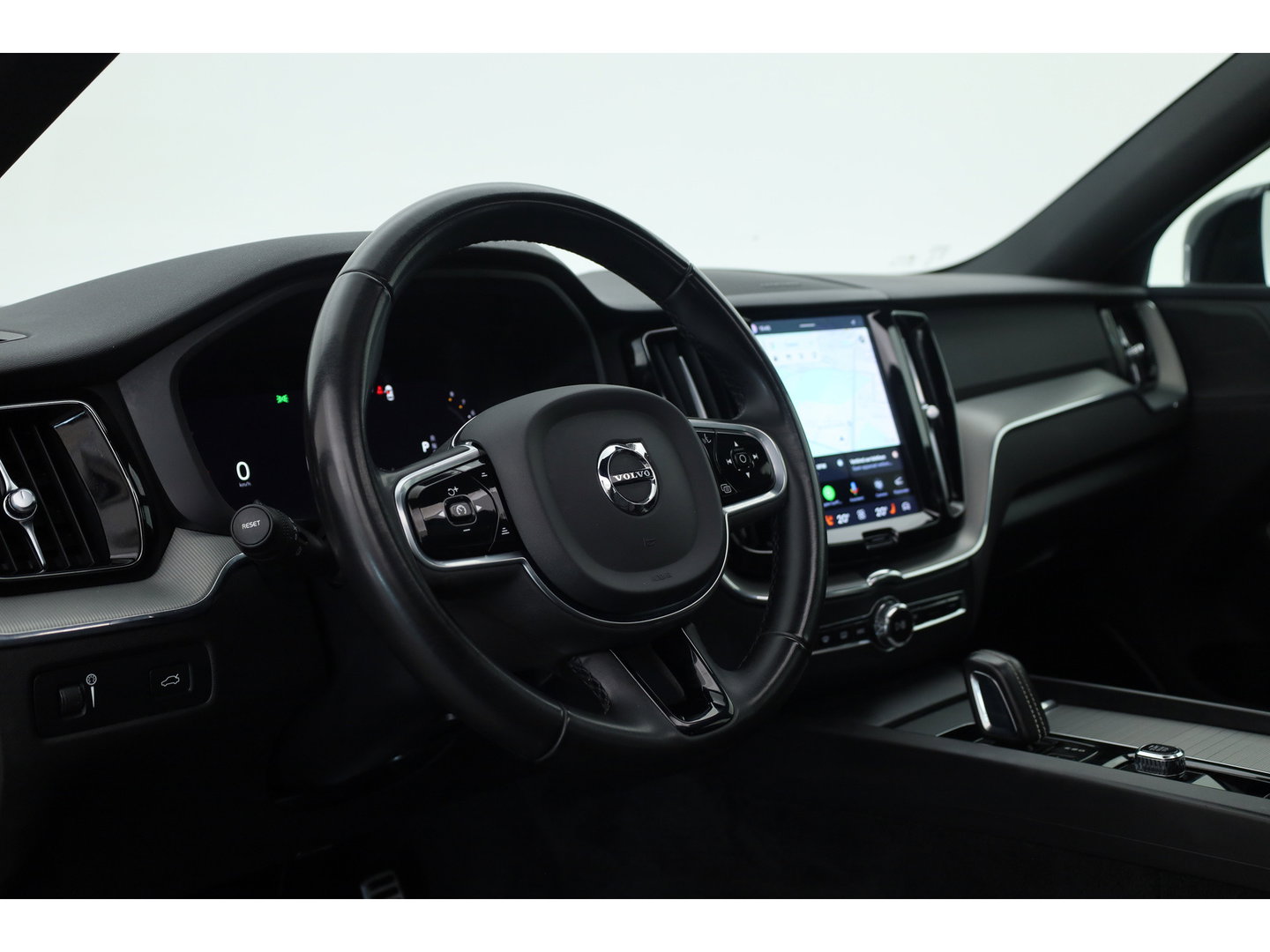 Volvo XC60 2.0 B4 R-Design | Prijs rijklaar | Pano | ACC | Trekhaak | Head-up H&K audio | Sportstoelen |