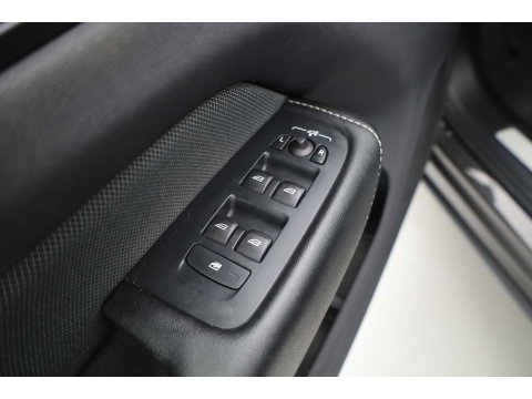 Volvo XC60 2.0 B4 R-Design | Prijs rijklaar | Pano | ACC | Trekhaak | Head-up H&K audio | Sportstoelen |