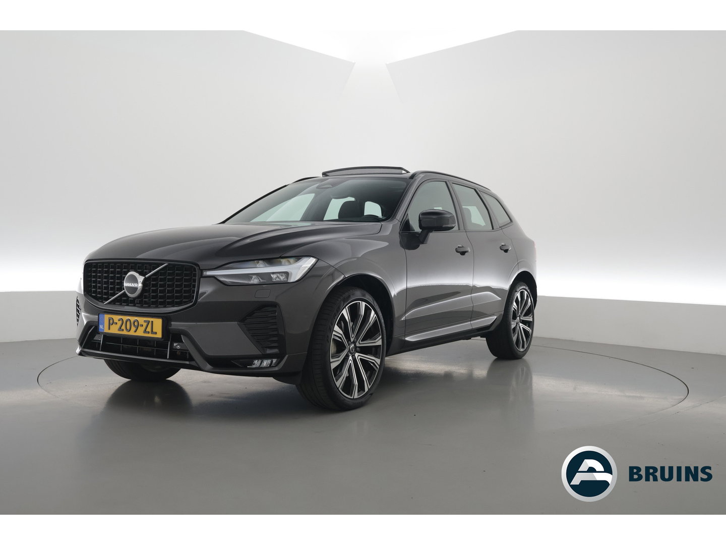 Volvo XC60 2.0 B4 R-Design | Prijs rijklaar | Pano | ACC | Trekhaak | Head-up | H&K audio | Sportstoelen |