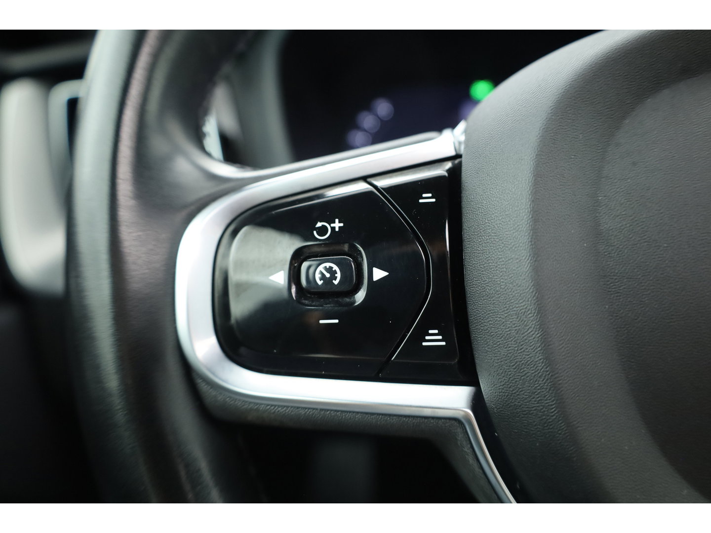 Volvo XC60 2.0 B4 R-Design | Prijs rijklaar | Pano | ACC | Trekhaak | Head-up | H&K audio | Sportstoelen |