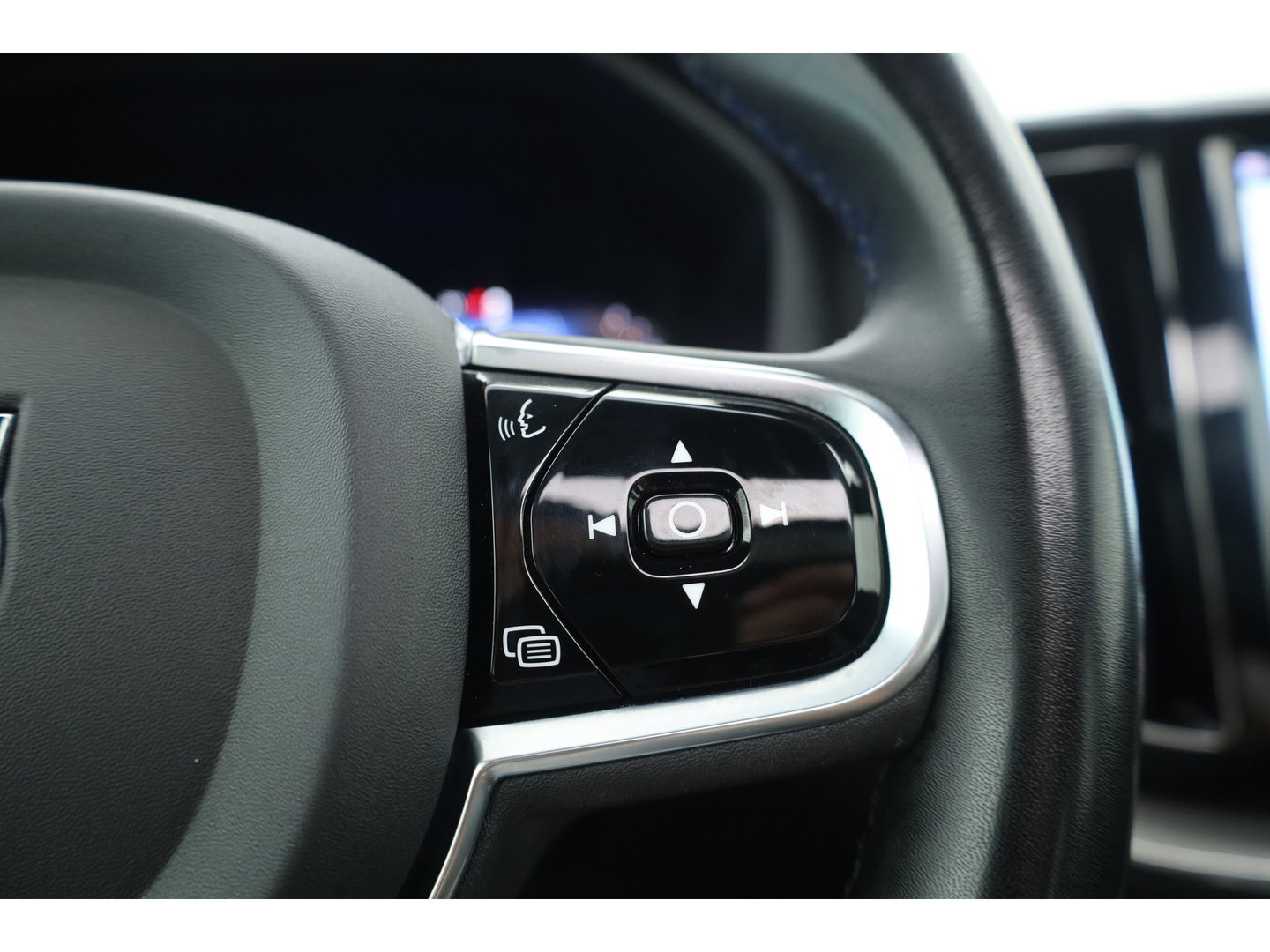 Volvo XC60 2.0 B4 R-Design | Prijs rijklaar | Pano | ACC | Trekhaak | Head-up | H&K audio | Sportstoelen |