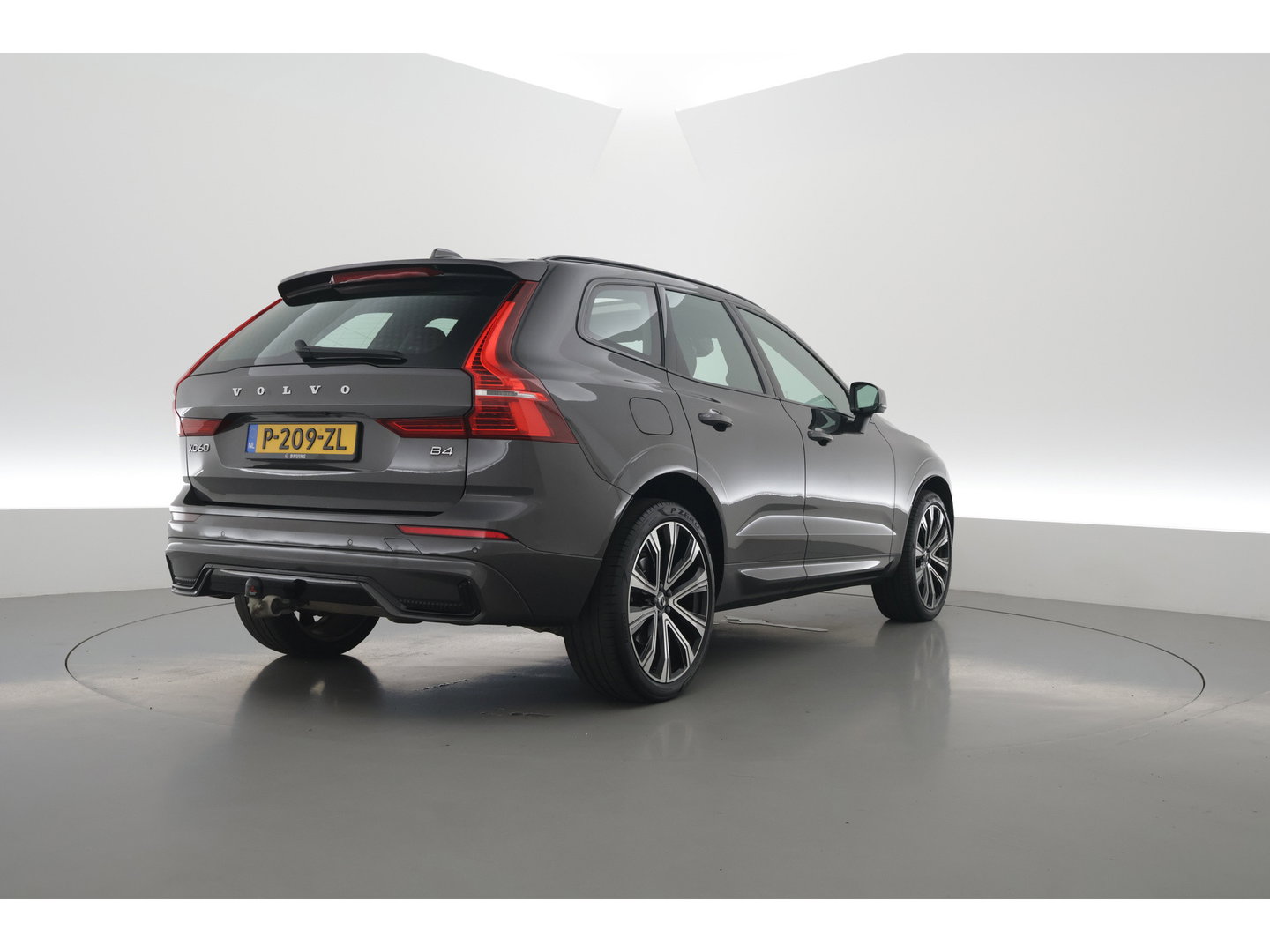 Volvo XC60 2.0 B4 R-Design | Prijs rijklaar | Pano | ACC | Trekhaak | Head-up | H&K audio | Sportstoelen |