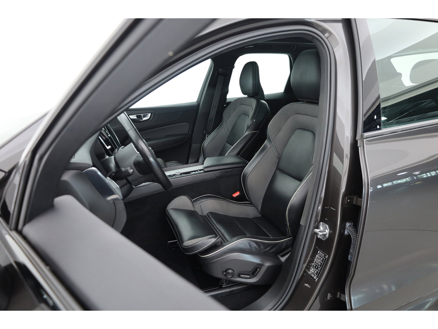 Volvo XC60 2.0 B4 R-Design | Prijs rijklaar | Pano | ACC | Trekhaak | Head-up | H&K audio | Sportstoelen |