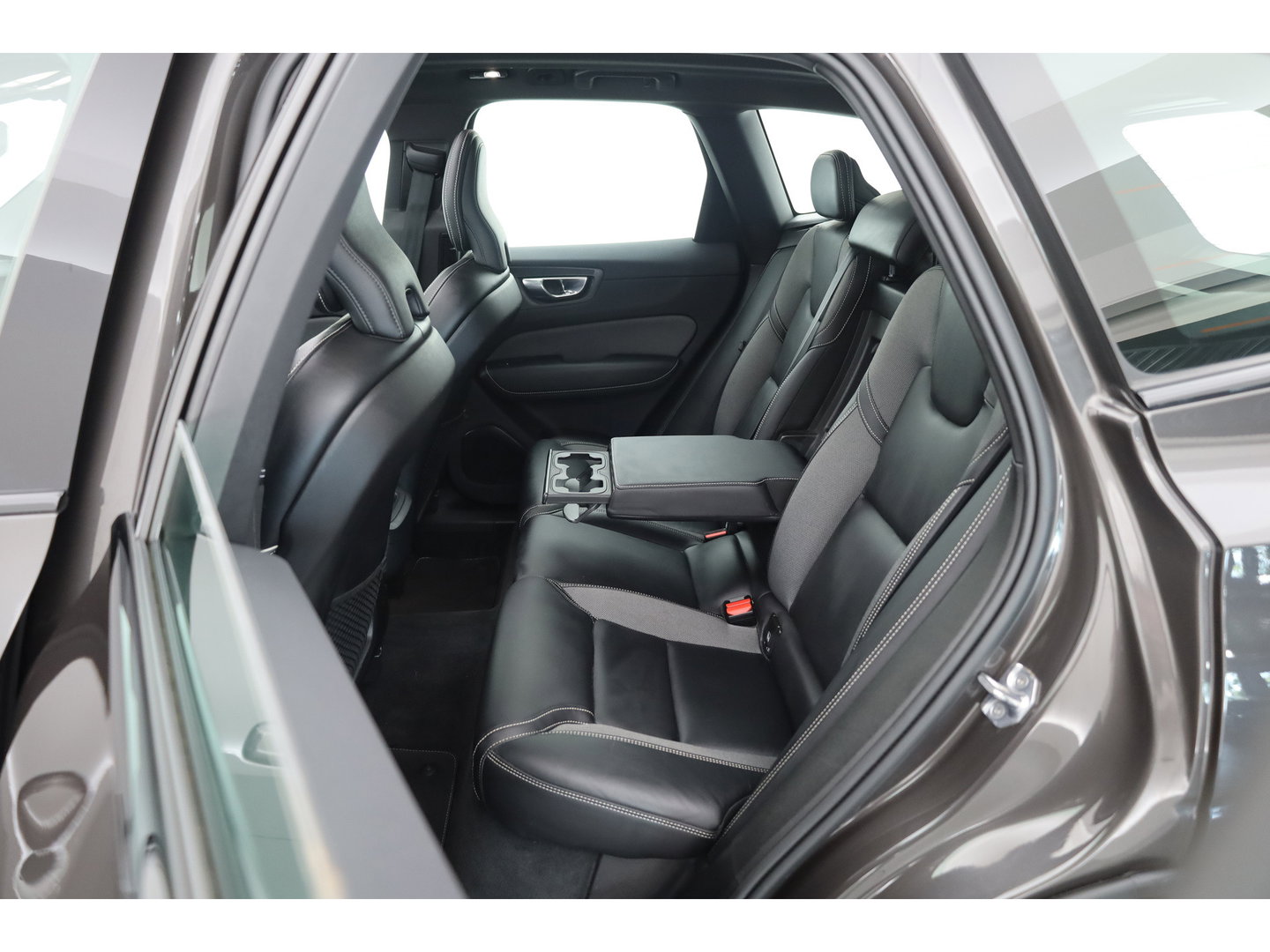 Volvo XC60 2.0 B4 R-Design | Prijs rijklaar | Pano | ACC | Trekhaak | Head-up | H&K audio | Sportstoelen |