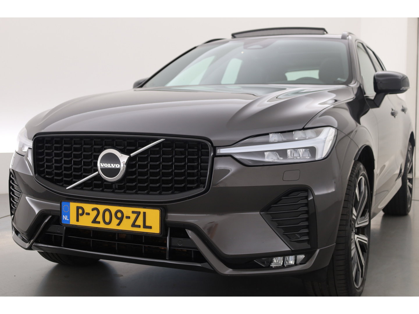 Volvo XC60 2.0 B4 R-Design | Prijs rijklaar | Pano | ACC | Trekhaak | Head-up | H&K audio | Sportstoelen |