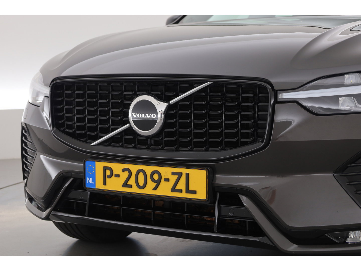 Volvo XC60 2.0 B4 R-Design | Prijs rijklaar | Pano | ACC | Trekhaak | Head-up | H&K audio | Sportstoelen |