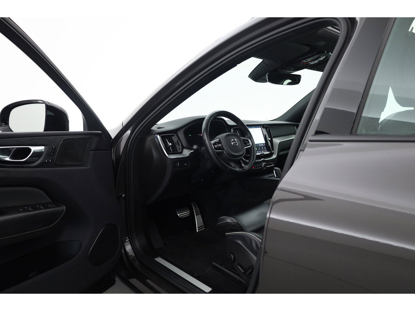 Volvo XC60 2.0 B4 R-Design | Prijs rijklaar | Pano | ACC | Trekhaak | Head-up | H&K audio | Sportstoelen |