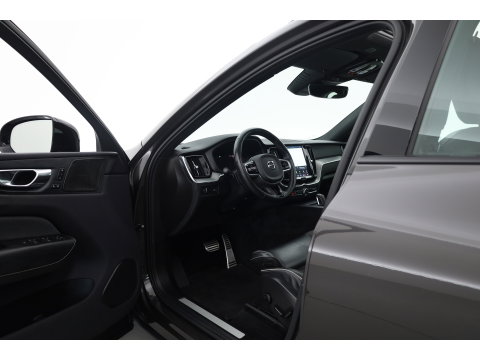 Volvo XC60 2.0 B4 R-Design | Prijs rijklaar | Pano | ACC | Trekhaak | Head-up | H&K audio | Sportstoelen |