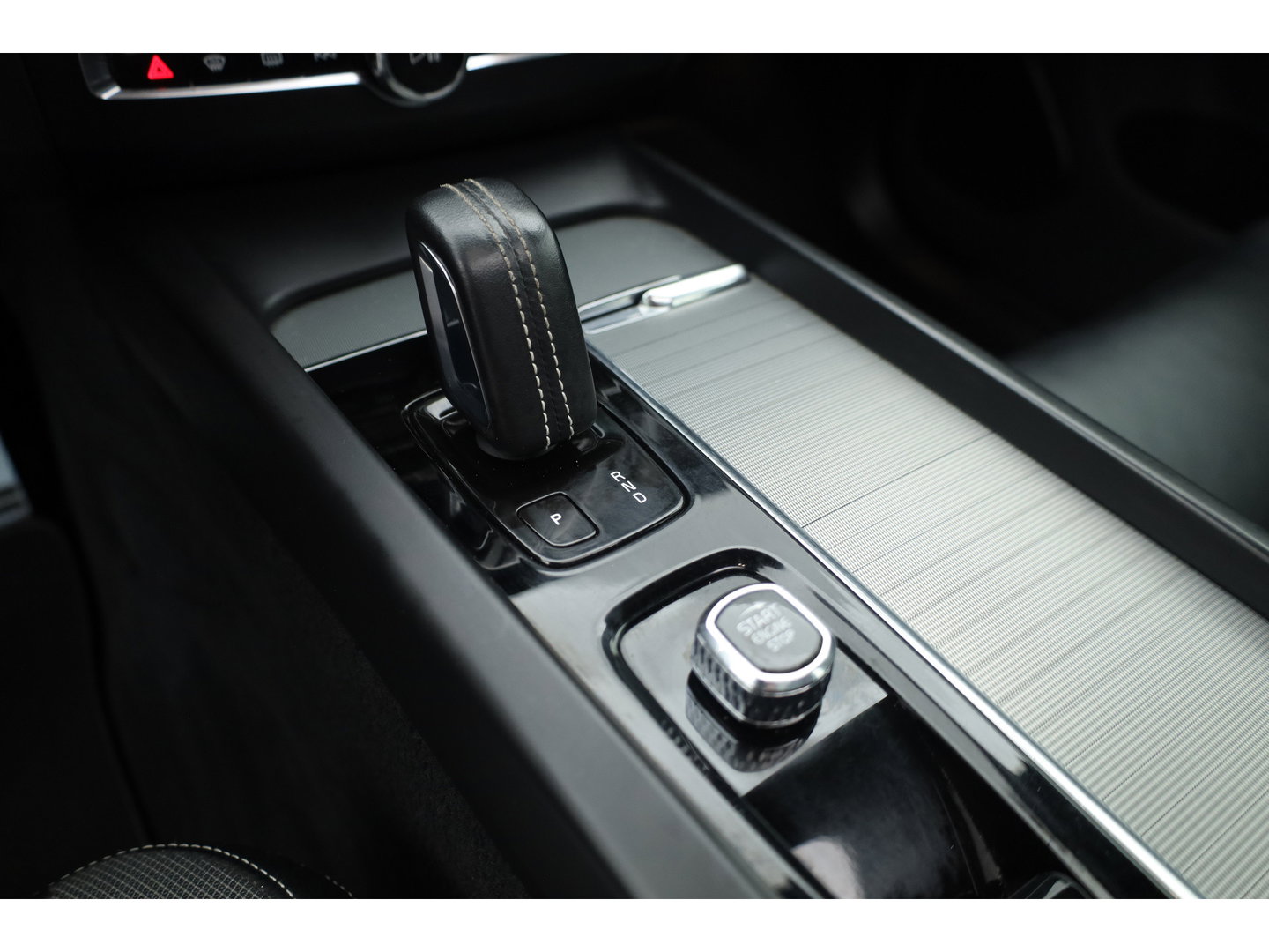 Volvo XC60 2.0 B4 R-Design | Prijs rijklaar | Pano | ACC | Trekhaak | Head-up | H&K audio | Sportstoelen |