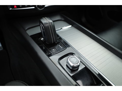 Volvo XC60 2.0 B4 R-Design | Prijs rijklaar | Pano | ACC | Trekhaak | Head-up | H&K audio | Sportstoelen |