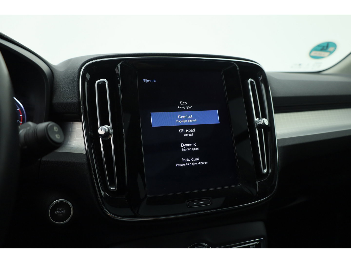 Volvo XC40 2.0 T5 AWD Intro Edition | Prijs rijklaar | Trekhaak 2100KG | Pano | ACC | Blis  | 360 camera | Leder | H&K Audio | Mem. stoel |