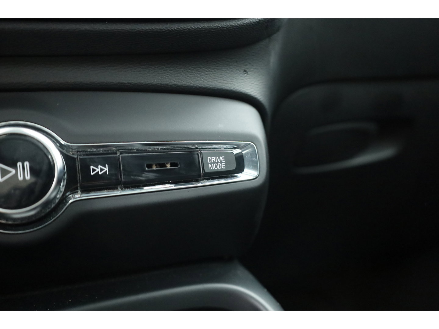 Volvo XC40 2.0 T5 AWD Intro Edition | Prijs rijklaar | Trekhaak 2100KG | Pano | ACC | Blis  | 360 camera | Leder | H&K Audio | Mem. stoel |