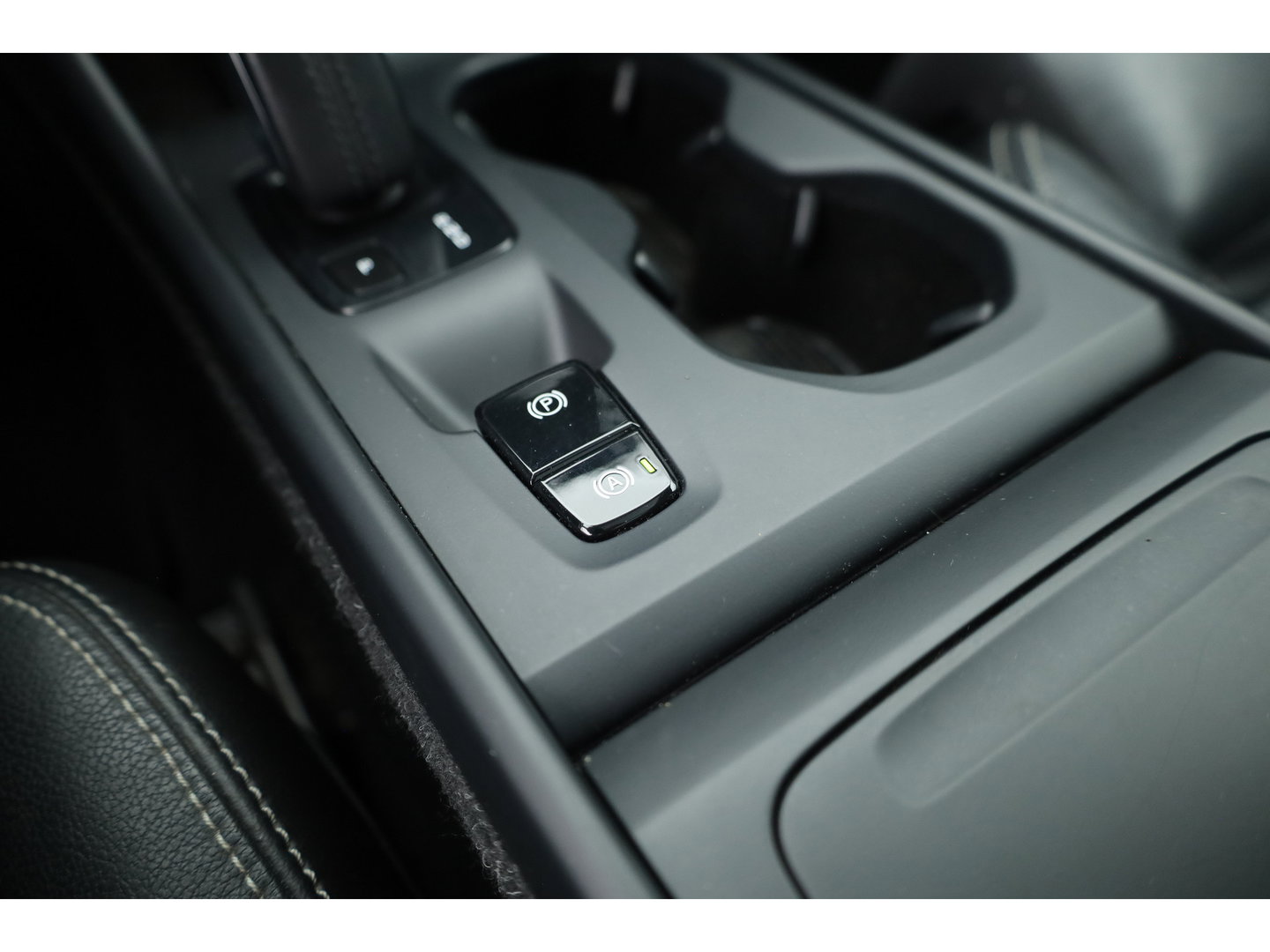 Volvo XC40 2.0 T5 AWD Intro Edition | Prijs rijklaar | Trekhaak 2100KG | Pano | ACC | Blis  | 360 camera | Leder | H&K Audio | Mem. stoel |