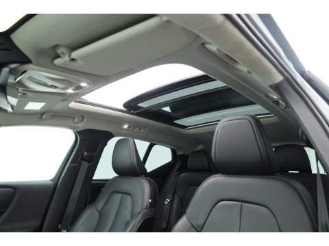 Volvo XC40 2.0 T5 AWD Intro Edition | Prijs rijklaar | Trekhaak 2100KG | Pano | ACC | Blis  | 360 camera | Leder | H&K Audio | Mem. stoel |