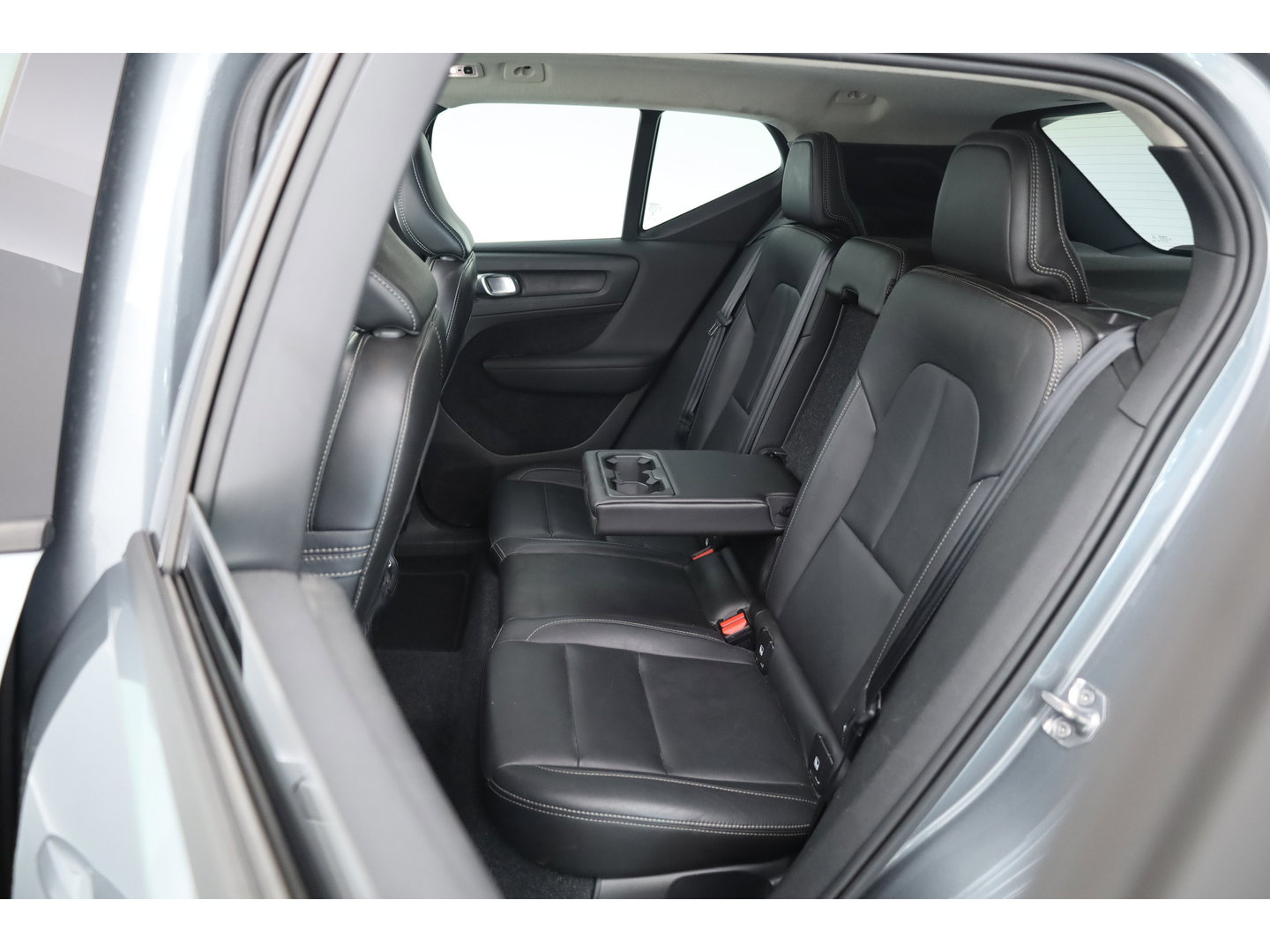 Volvo XC40 2.0 T5 AWD Intro Edition | Prijs rijklaar | Trekhaak 2100KG | Pano | ACC | Blis  | 360 camera | Leder | H&K Audio | Mem. stoel |