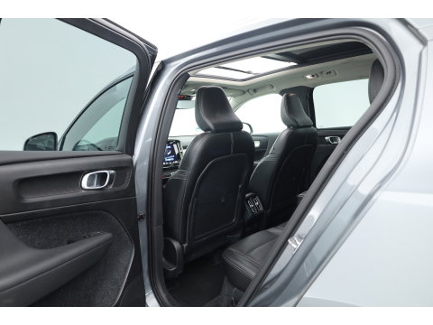 Volvo XC40 2.0 T5 AWD Intro Edition | Prijs rijklaar | Trekhaak 2100KG | Pano | ACC | Blis  | 360 camera | Leder | H&K Audio | Mem. stoel |