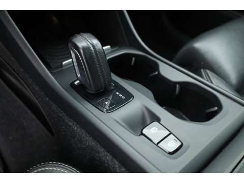 Volvo XC40 2.0 T5 AWD Intro Edition | Prijs rijklaar | Trekhaak 2100KG | Pano | ACC | Blis  | 360 camera | Leder | H&K Audio | Mem. stoel |