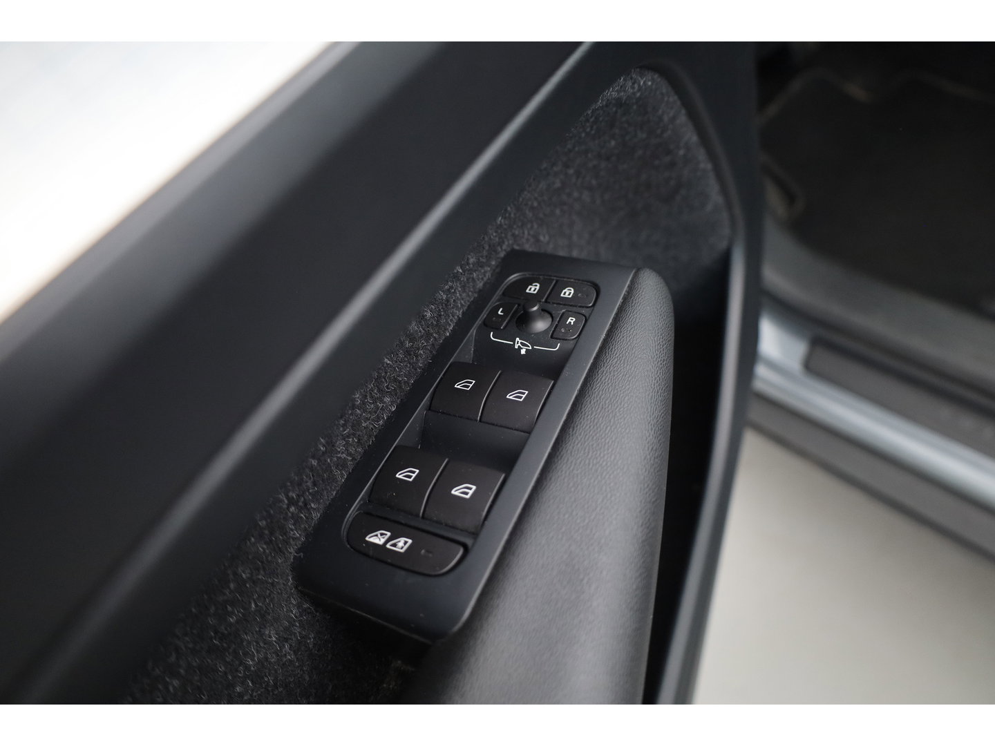 Volvo XC40 2.0 T5 AWD Intro Edition | Prijs rijklaar | Trekhaak 2100KG | Pano | ACC | Blis  | 360 camera | Leder | H&K Audio | Mem. stoel |