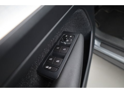 Volvo XC40 2.0 T5 AWD Intro Edition | Prijs rijklaar | Trekhaak 2100KG | Pano | ACC | Blis  | 360 camera | Leder | H&K Audio | Mem. stoel |