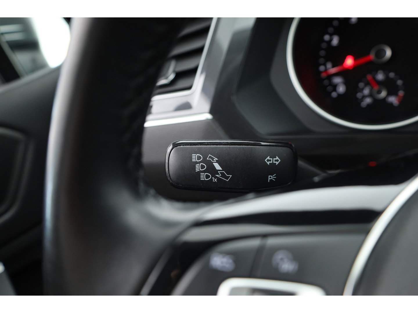 Volkswagen Tiguan Allspace 1.5 TSI Comfortline Business 7p. | Adapt. Cruise | Trekhaak | Stoelverw. | Dodehoek | All Season | Apple CarPlay | PDC V+A