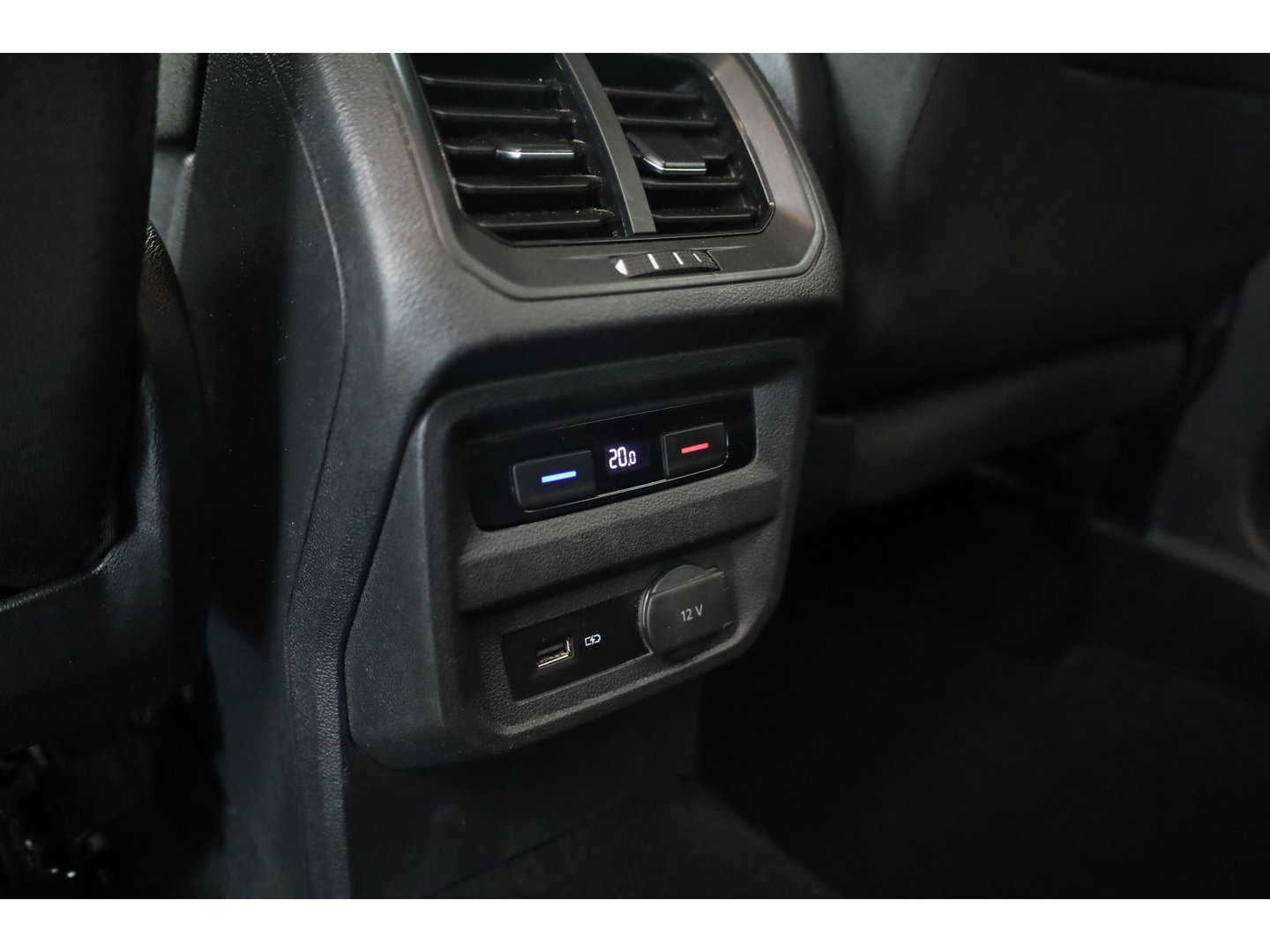 Volkswagen Tiguan Allspace 1.5 TSI Comfortline Business 7p. | Adapt. Cruise | Trekhaak | Stoelverw. | Dodehoek | All Season | Apple CarPlay | PDC V+A