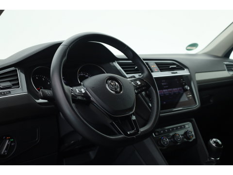 Volkswagen Tiguan Allspace 1.5 TSI Comfortline Business 7p. | Adapt. Cruise | Trekhaak | Stoelverw. | Dodehoek | All Season | Apple CarPlay | PDC V+A