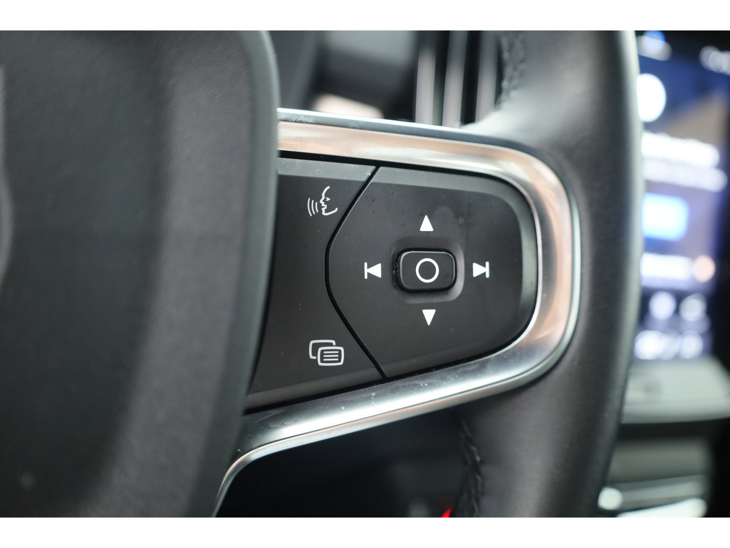 Volvo XC40 2.0 B3 Essential | Apple CarPlay & Android Auto | Cruise | PDC V+A | Stoel-Stuurverw. | Camera | 19"