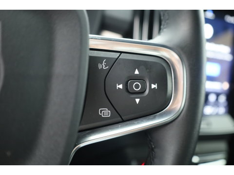 Volvo XC40 2.0 B3 Essential | Apple CarPlay & Android Auto | Cruise | PDC V+A | Stoel-Stuurverw. | Camera | 19"