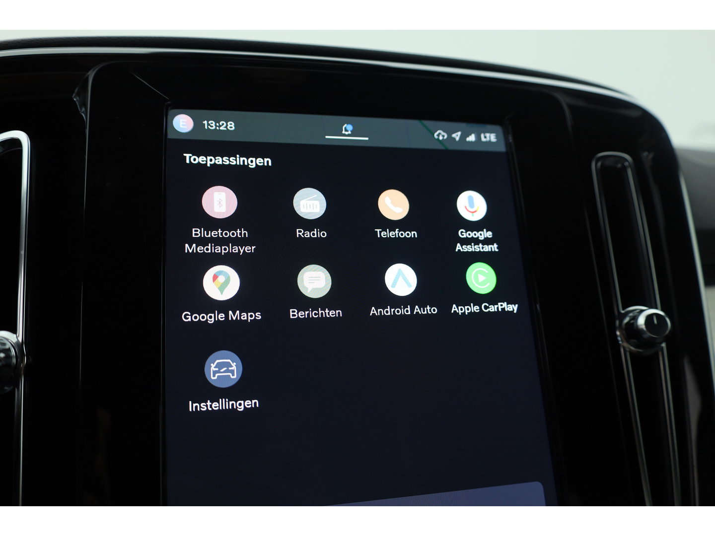 Volvo XC40 2.0 B3 Essential | Apple CarPlay & Android Auto | Cruise | PDC V+A | Stoel-Stuurverw. | Camera | 19"