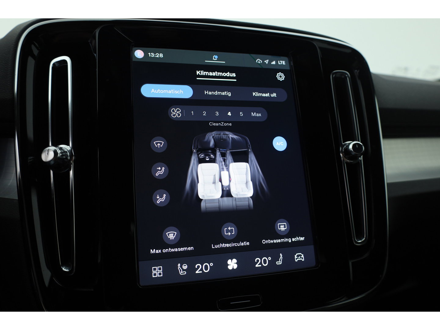 Volvo XC40 2.0 B3 Essential | Apple CarPlay & Android Auto | Cruise | PDC V+A | Stoel-Stuurverw. | Camera | 19"