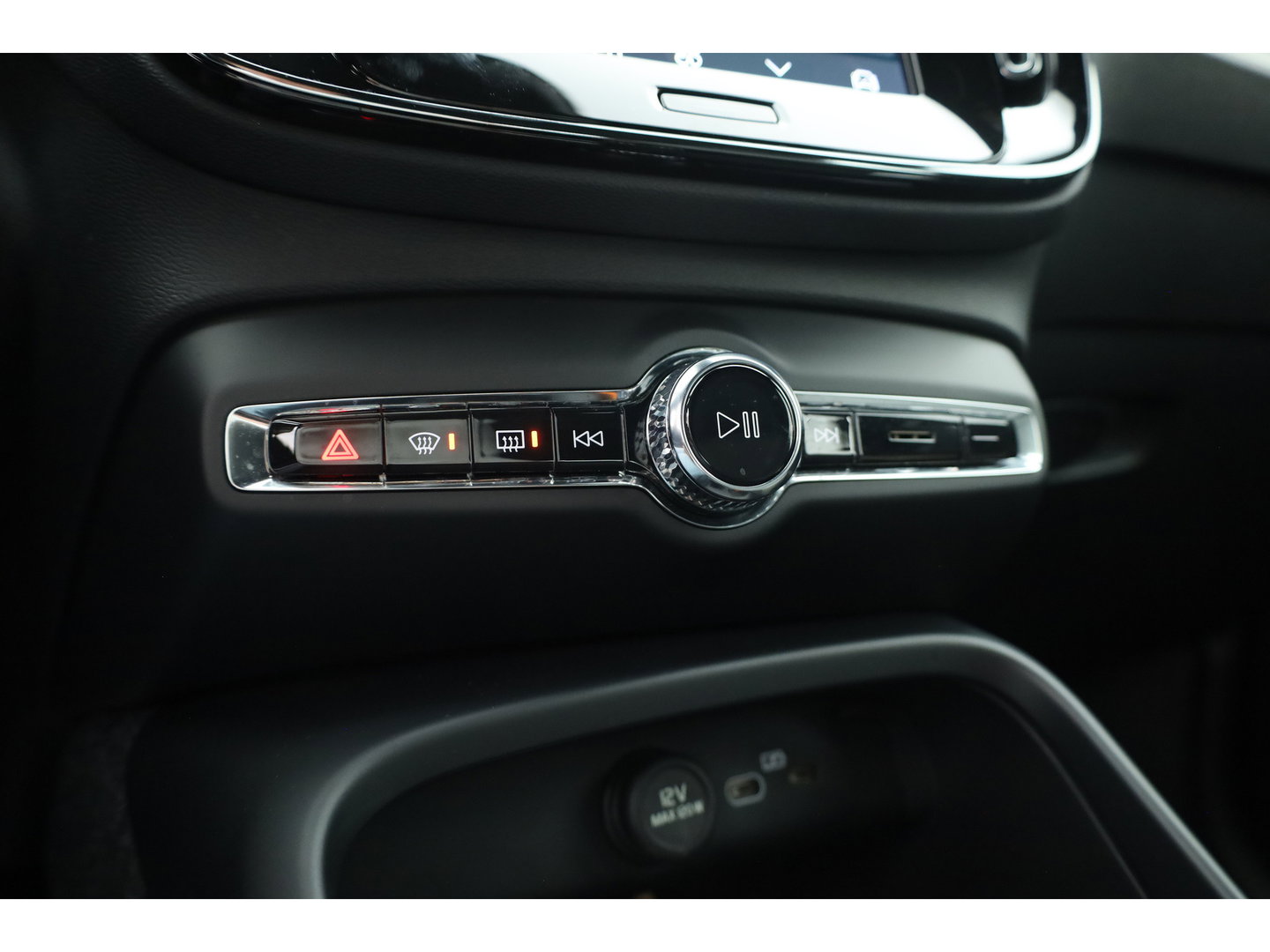 Volvo XC40 2.0 B3 Essential | Apple CarPlay & Android Auto | Cruise | PDC V+A | Stoel-Stuurverw. | Camera | 19"