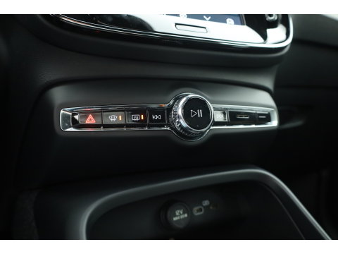 Volvo XC40 2.0 B3 Essential | Apple CarPlay & Android Auto | Cruise | PDC V+A | Stoel-Stuurverw. | Camera | 19"