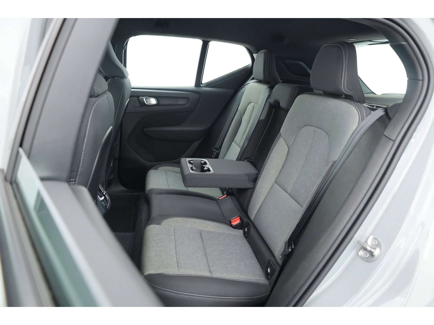 Volvo XC40 2.0 B3 Essential | Apple CarPlay & Android Auto | Cruise | PDC V+A | Stoel-Stuurverw. | Camera | 19"