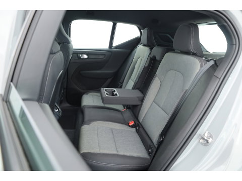 Volvo XC40 2.0 B3 Essential | Apple CarPlay & Android Auto | Cruise | PDC V+A | Stoel-Stuurverw. | Camera | 19"
