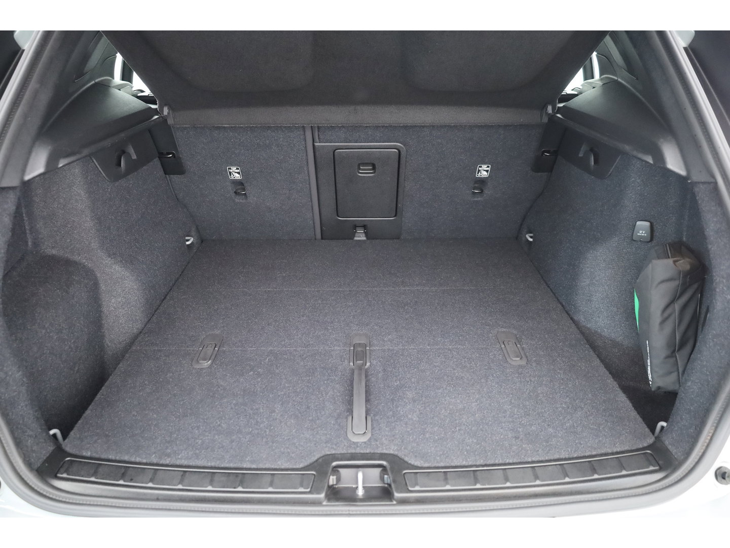 Volvo XC40 2.0 B3 Essential | Apple CarPlay & Android Auto | Cruise | PDC V+A | Stoel-Stuurverw. | Camera | 19"