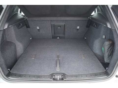 Volvo XC40 2.0 B3 Essential | Apple CarPlay & Android Auto | Cruise | PDC V+A | Stoel-Stuurverw. | Camera | 19"