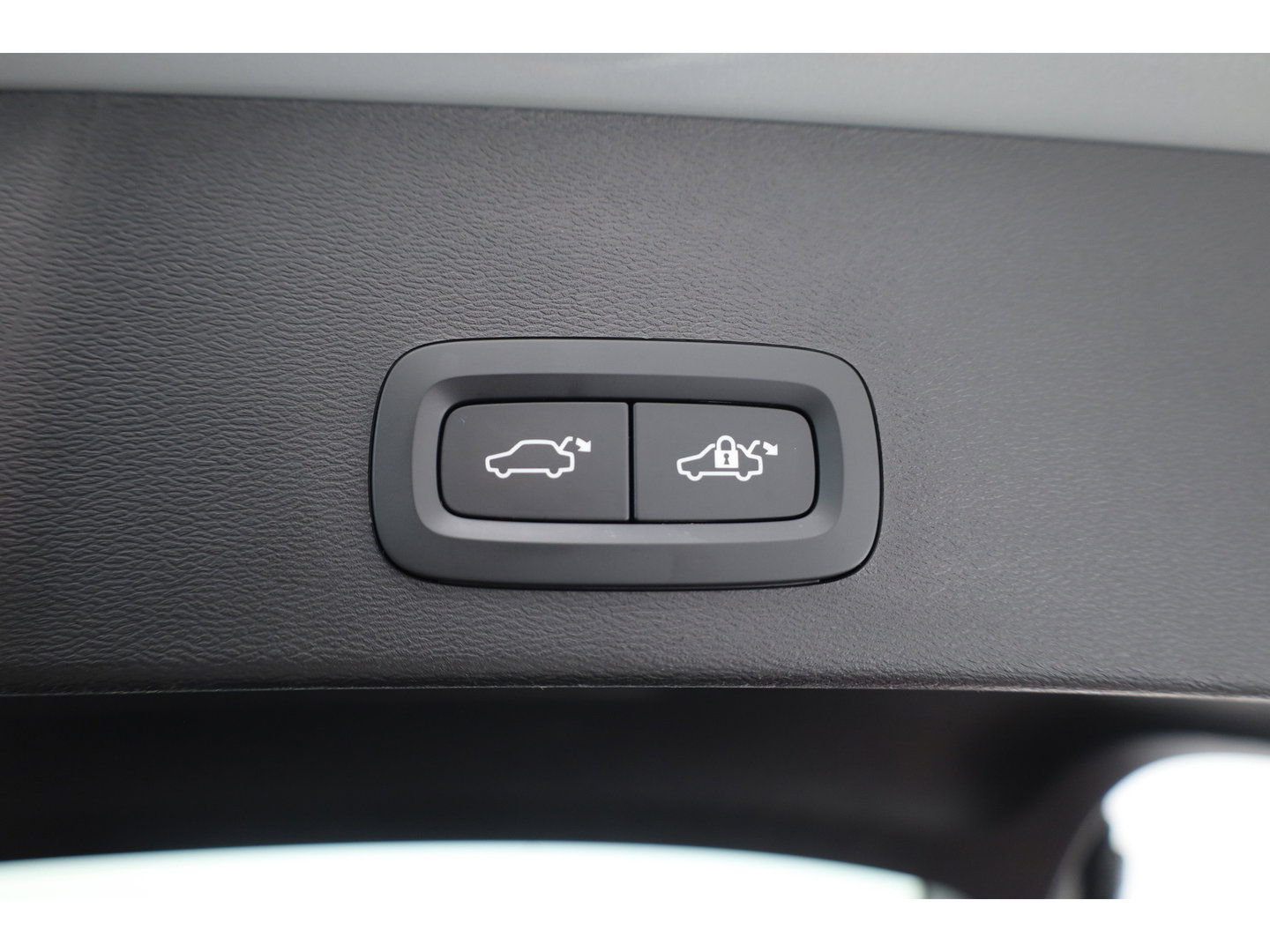 Volvo XC40 2.0 B3 Essential | Apple CarPlay & Android Auto | Cruise | PDC V+A | Stoel-Stuurverw. | Camera | 19"