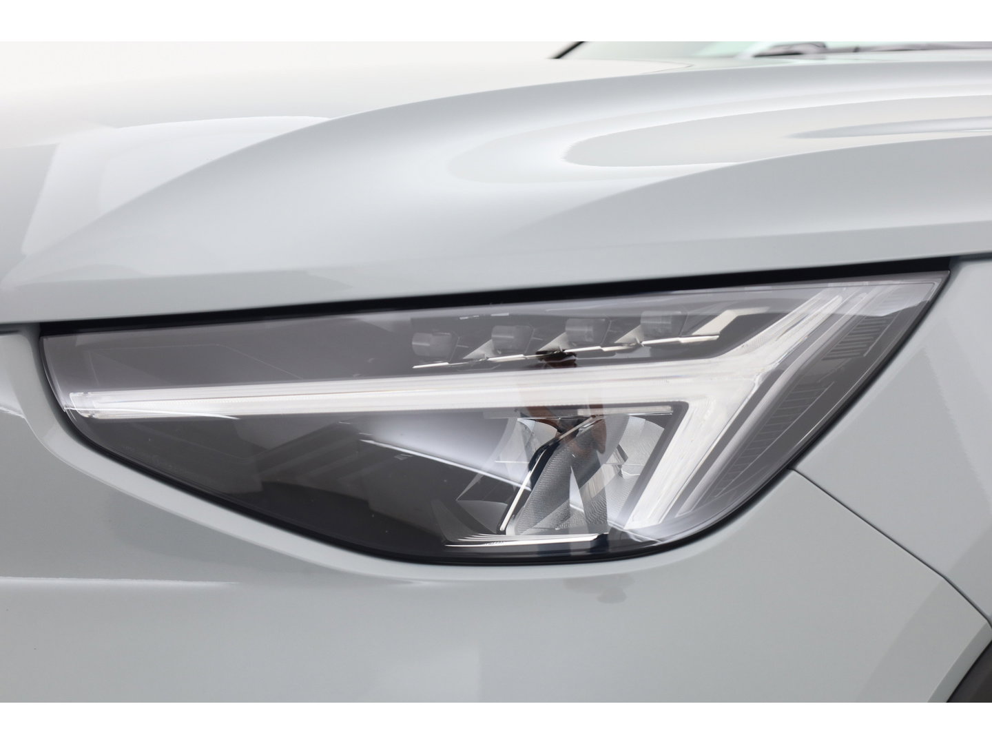 Volvo XC40 2.0 B3 Essential | Apple CarPlay & Android Auto | Cruise | PDC V+A | Stoel-Stuurverw. | Camera | 19"