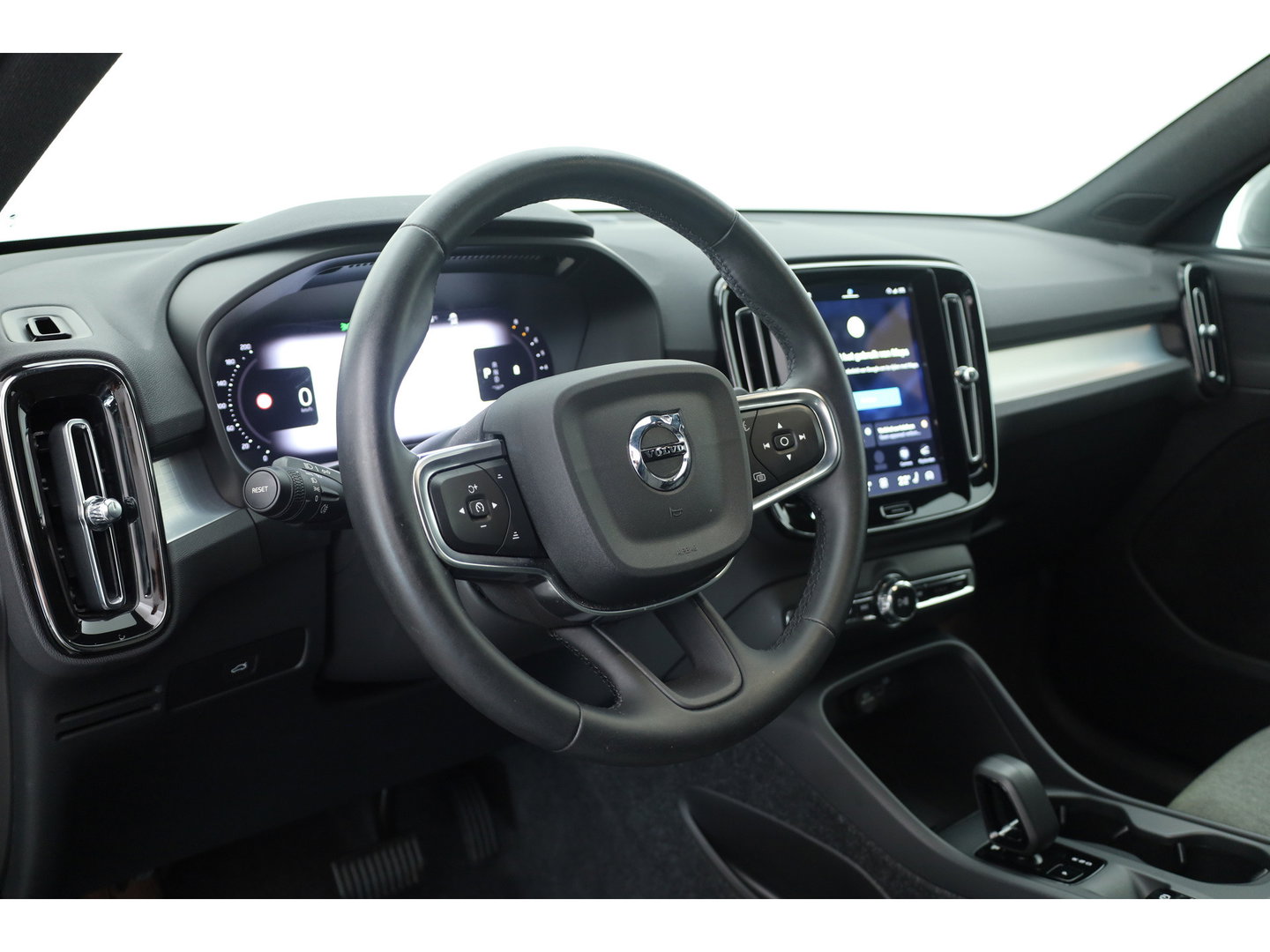 Volvo XC40 2.0 B3 Essential | Apple CarPlay & Android Auto | Cruise | PDC V+A | Stoel-Stuurverw. | Camera | 19"