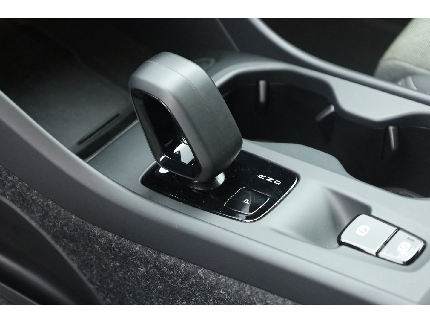 Volvo XC40 2.0 B3 Essential | Apple CarPlay & Android Auto | Cruise | PDC V+A | Stoel-Stuurverw. | Camera | 19"