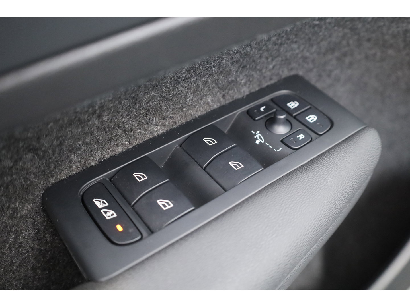 Volvo XC40 2.0 B3 Essential | Apple CarPlay & Android Auto | Cruise | PDC V+A | Stoel-Stuurverw. | Camera | 19"