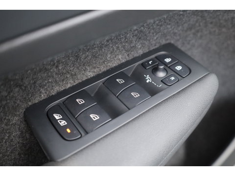 Volvo XC40 2.0 B3 Essential | Apple CarPlay & Android Auto | Cruise | PDC V+A | Stoel-Stuurverw. | Camera | 19"